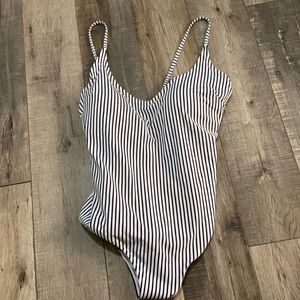 H&M ONE PIECE swimsuit 🩱 size 8
